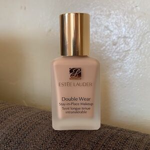 Estēe Lauder Ecru foundation